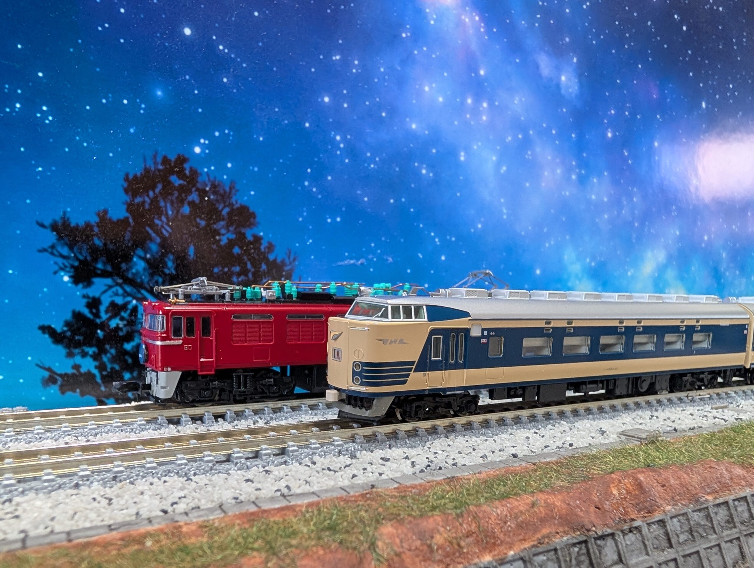 星空の下を走る車両の鉄道模型