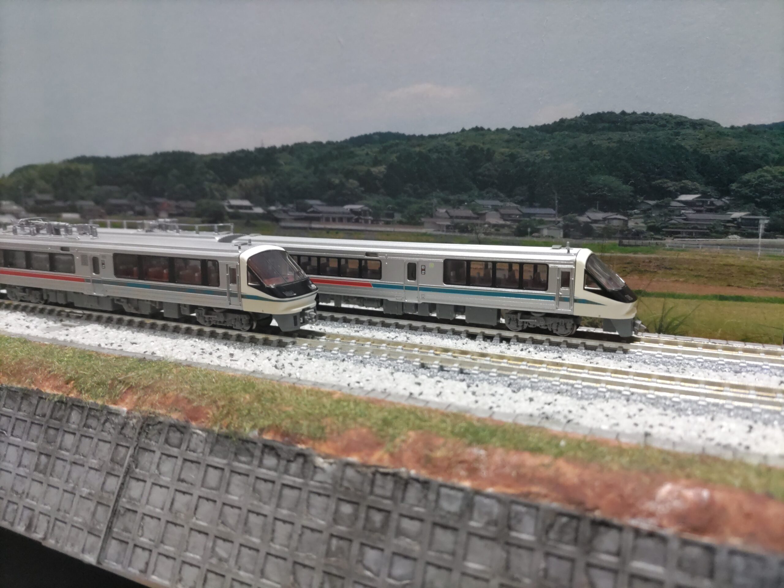 すれ違う銀色列車の鉄道模型