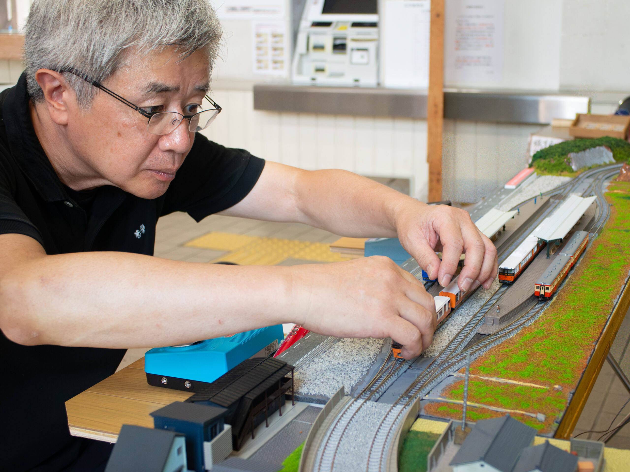 鉄道模型を整える代表の日永 潔