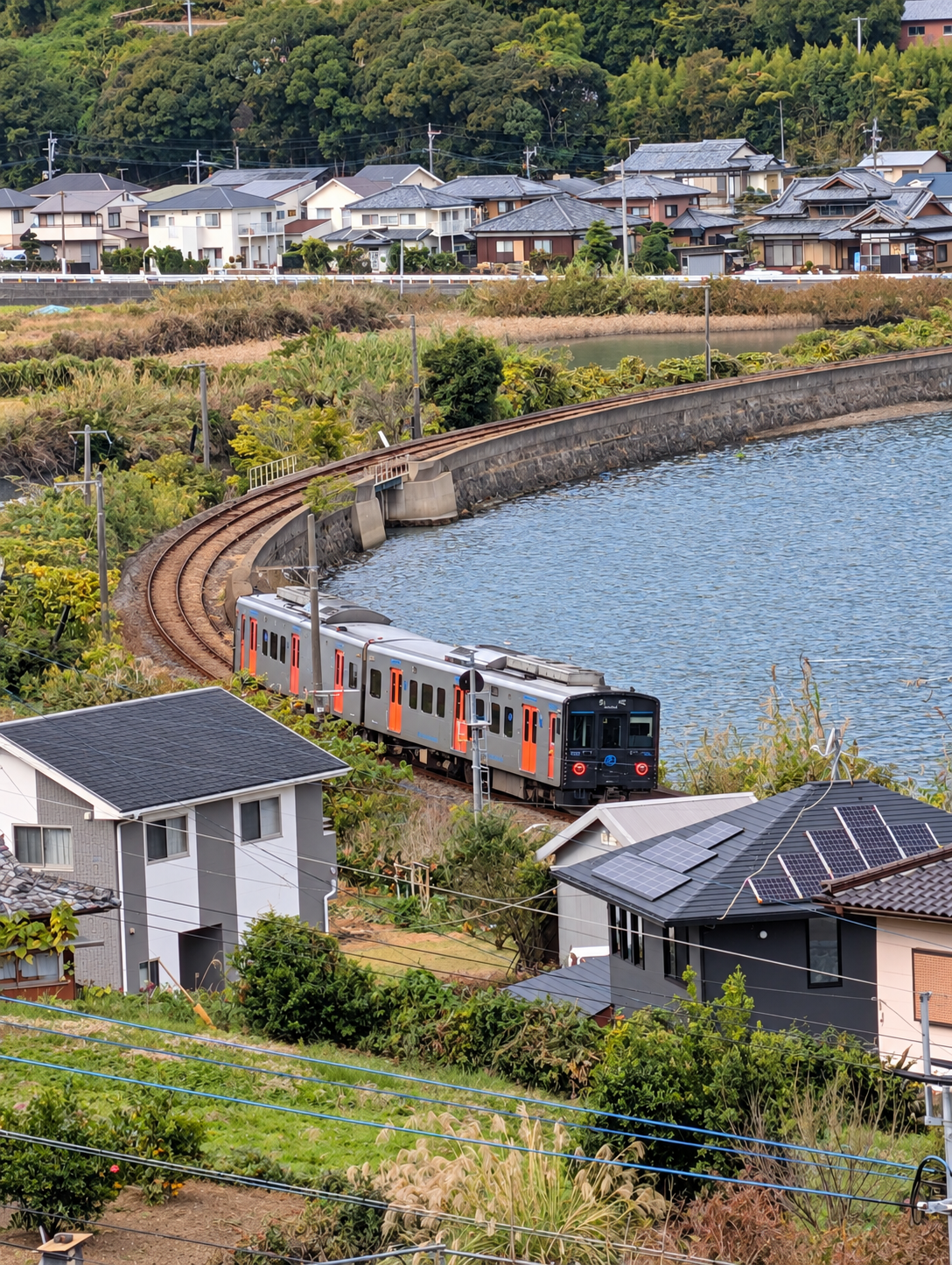 海辺のまちを走る地域の列車