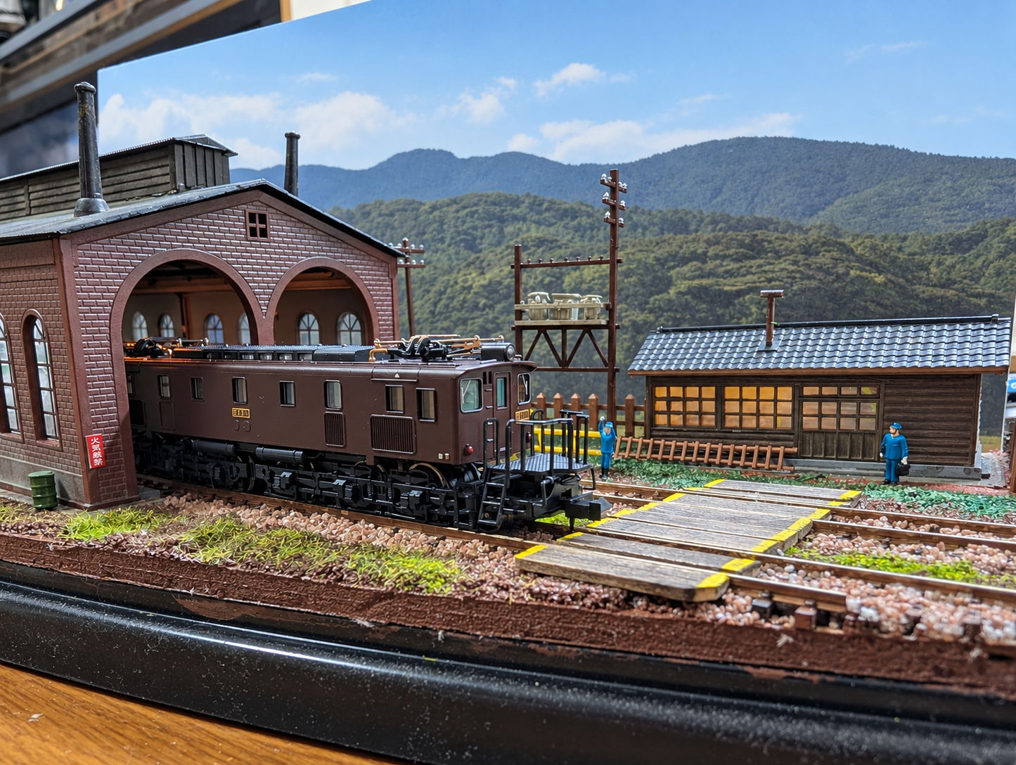 扇形機関庫と車両の鉄道模型