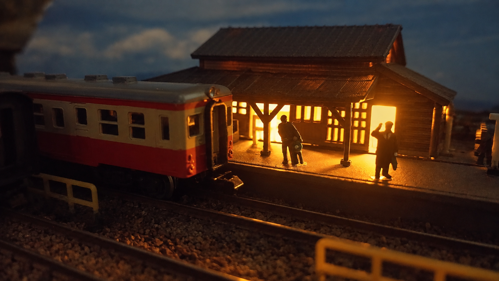 灯りがともる駅の鉄道模型