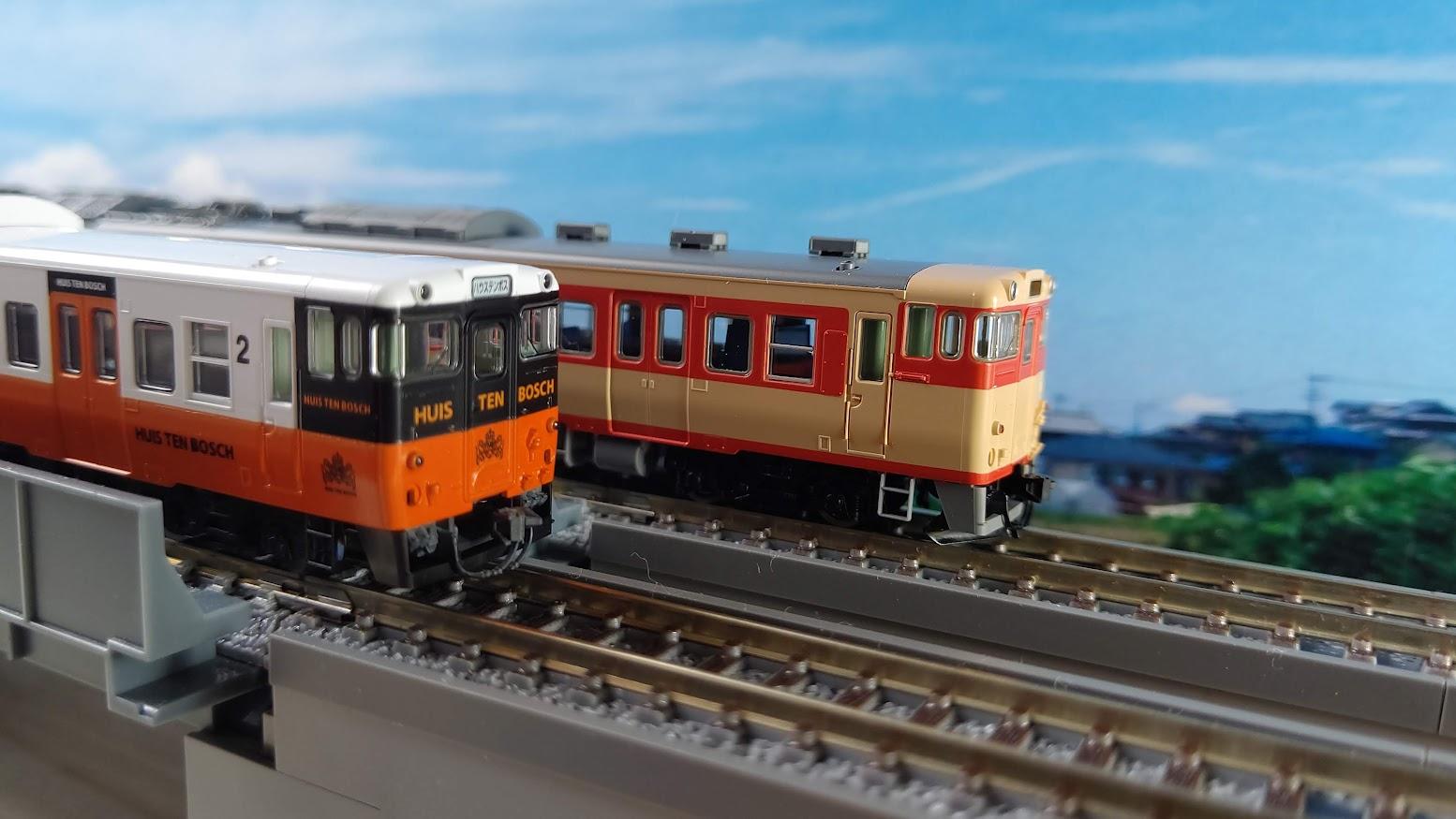 複数の列車が並ぶ鉄道模型
